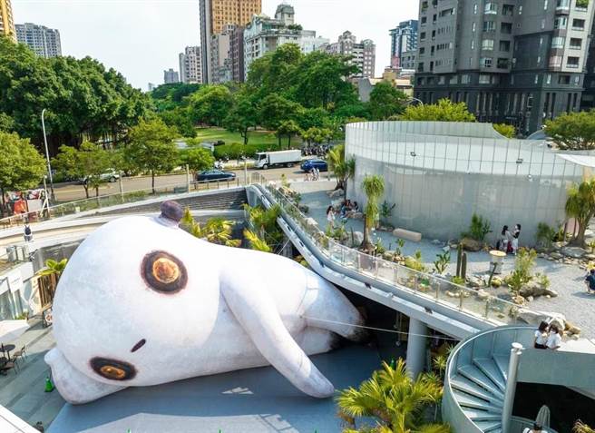 今年暑假草悟道降落巨大外星怪兽「草地状元」，造型搞怪吸睛。（台中市政府提供）