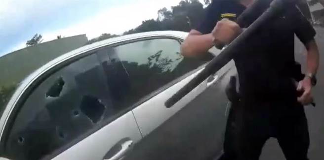 員警持警棍破窗但林嫌仍不配合下車。（翻攝照片／高雄洪靖宜傳真）
