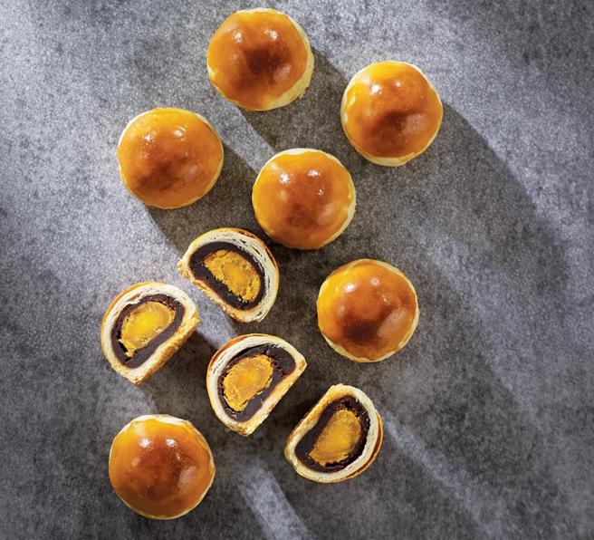 （抢中秋送礼与自食商机，85度C今年推出冷冻出货的「琥珀蛋黄酥」，且要预订才买得到，并标榜冷藏、回烤都好吃。图／85度C）