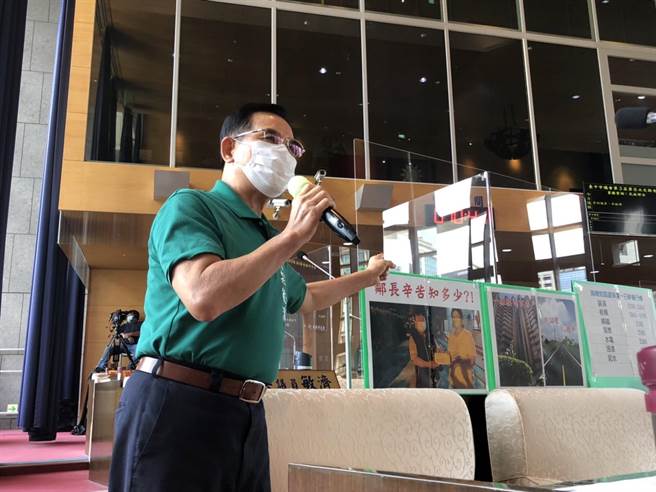 市议员吴敏济今天在台中市议会质询呼吁市府将邻长补助调升到3000元。（吴敏济提供／张亦惠台中传真）