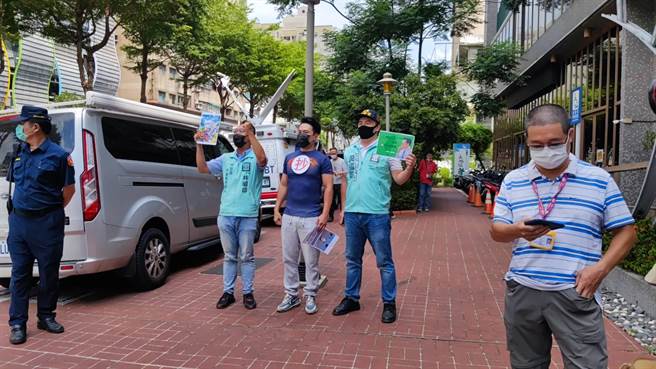 民眾党桃园市议员参选人林昭印、黄成峻、黄国宴在场外抗议林智坚。（赖佑维摄）