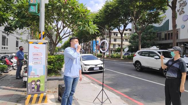 国民党市议员参选人谢克洋批评林智坚抄袭。（赖佑维摄）