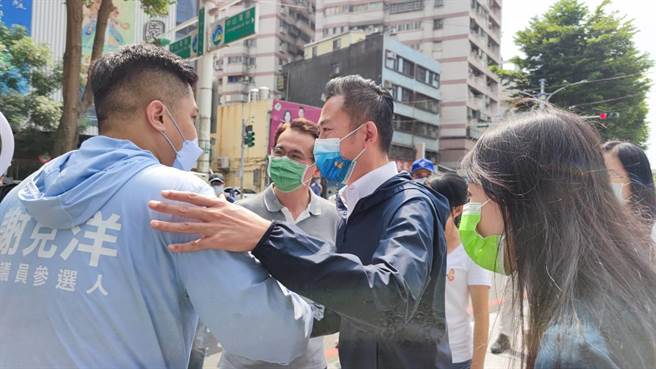 林智坚对谢克洋致意，表示尊重他们做法。（赖佑维摄）