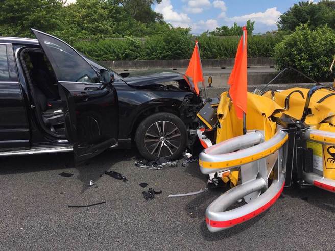 林男的百万休旅车车头全毁。（翻摄照片／李京升苗栗传真）
