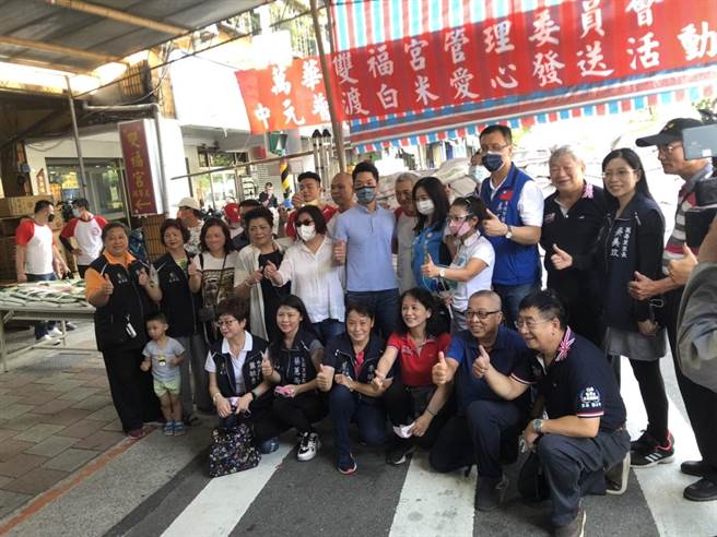 国民党台北市长参选人蒋万安今天上午参加万华双福宫爱心物资发放活动。（杨亚璇摄）