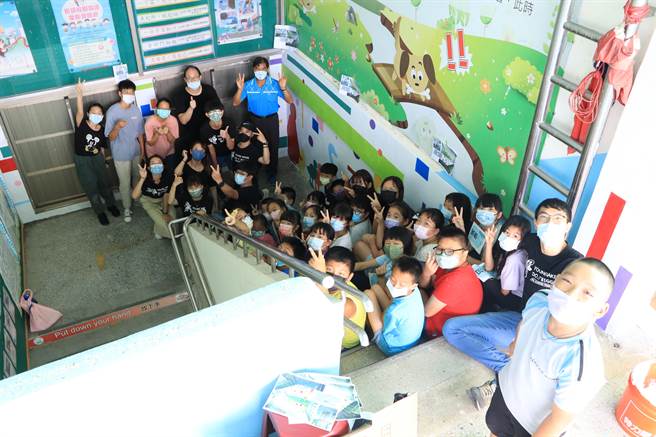 華夏科大老師帶領學童用壁畫美化校園。（華夏科大提供）