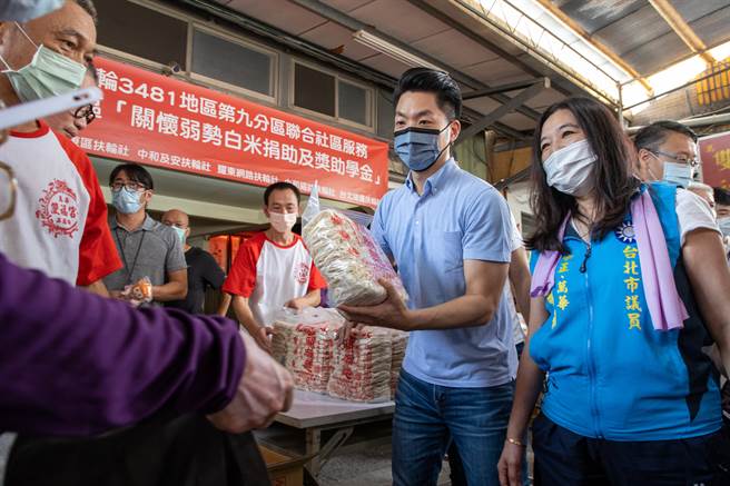 国民党台北市长参选人蒋万安今出席万华双福宫爱心物资发放活动。（杨亚璇摄）