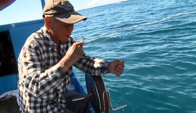 高龄94岁的张佐阿公，坚持每天出海捕鱼。（翻摄画面）