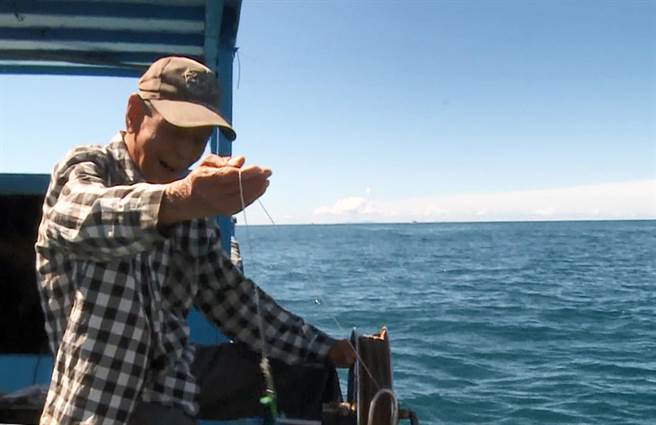 高龄94岁的张佐阿公，坚持每天出海捕鱼。（翻摄画面）