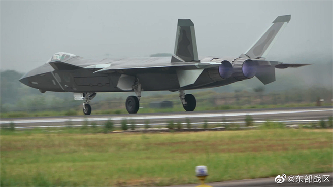 大陆军媒披露：歼-20战机在东海防空识别区识别查证外国军机。 图为歼-20战机亮相东部战区台湾周边实战化联合演训。（共军东部战区微博）