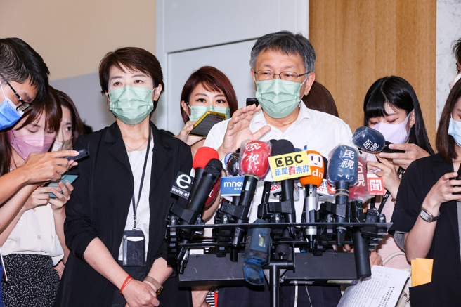 台北市長柯文哲（中）10日由副市長黃珊珊（左）陪同下出席臺北市產業數位轉型平台記者會，且對林智堅論文發表看法。（羅永銘攝）