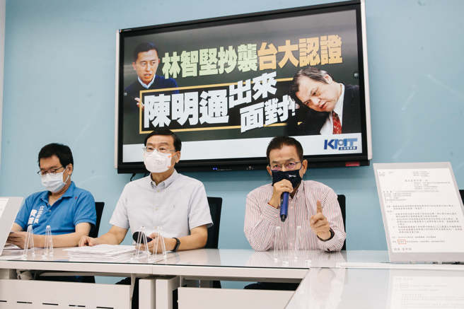 台大教务处核定撤销民进党桃园市长参选人林智坚硕士学位，国民党立院党团10日召开记者会表示，民进党到现在还想用政治力干预学术，令人遗憾；立委赖士葆（右一）强调，小英男孩要继续选桃园市长，国民党表达欢迎，力挺台大认证的「抄跑坚」（郭吉铨摄）