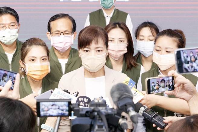 沈慧虹10日強調，她擔任副市長期間，就積極推動大新竹合併升格與輕軌，抨擊對手林耕仁，過去曾大力批評輕軌，是選前反對、選後轉彎。（民進黨提供／陳育賢新竹傳真）