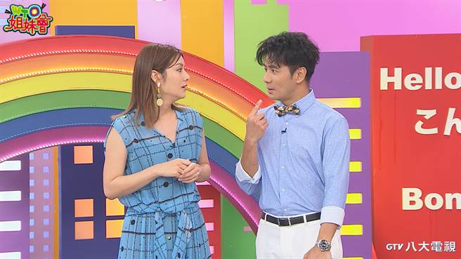 郭彥均（右）詢問莎莎自己適不適合日本從事「帥哥幫你擦眼淚」的職業，秒被莎莎（左）打槍。（八大提供）