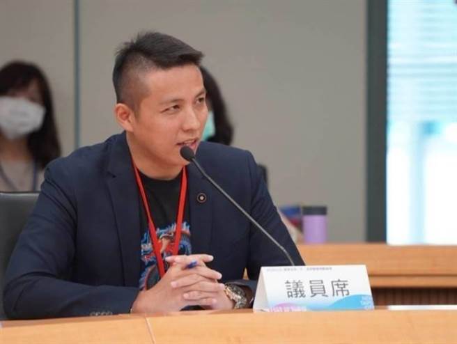 新北市议员陈伟杰(见图)痛批，摊开林佳龙过去的社宅政绩，卖地加上图利财团，若再加上最近四处挺他的「老县长」苏贞昌，才发现原来民进党贱卖土地才是一脉相传。 (陈伟杰提供)