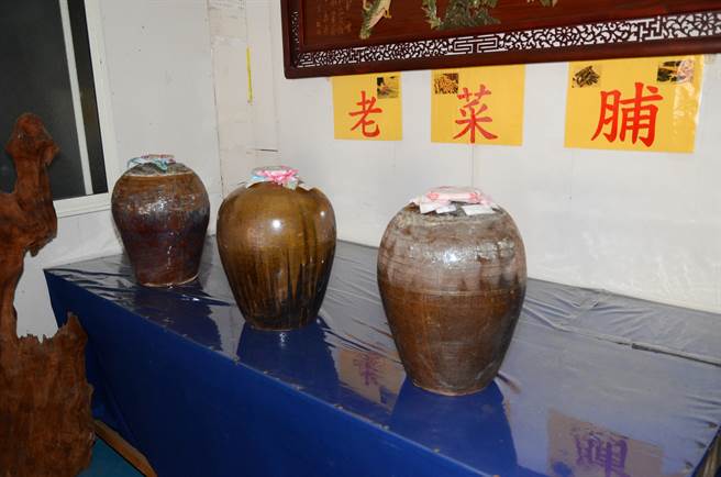 高雄市美浓区萝卜农刘汉堂致力制作老萝卜（又称老菜脯），图为用大瓮封存的老萝卜。（林瑞益摄）