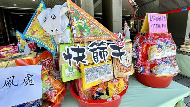 市府都發局區域計畫科準備的供品，格外引人注目，其為一個紙糊的羊造型，鼻孔上還插著棉花棒，並標上「快篩羊」三個大字和禁止標示。（張毓翎攝）