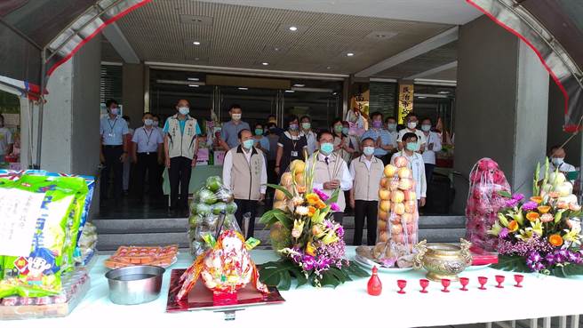 台南市政府10日在民治市政中心舉行中元普度，各局處擺上各式豐富供品，來祭拜好兄弟。（張毓翎攝）