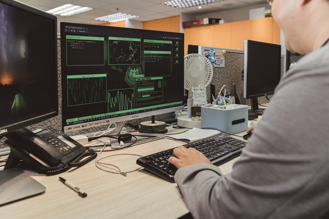 资安事件分析工程师宛如网路世界里的警察与鑑识英雄，帮助客户抵挡来自骇客的攻击，守护资讯安全。（摄影／林冠良）