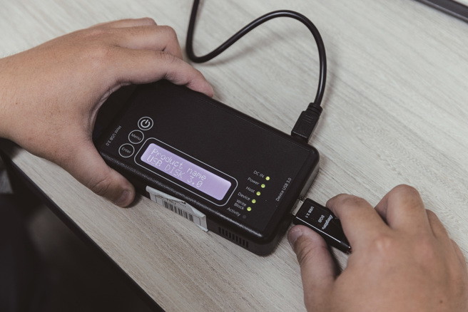 资安事件分析工程师会借助专业採证仪器，搜集骇客的犯罪证据。（摄影／林冠良）