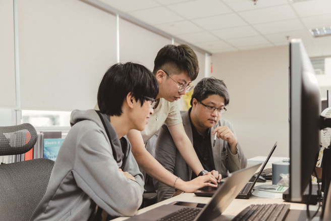 资安事件分析工程师得透过不断进修、彼此切磋，增进自己的专业技术知识，才能阻挡骇客攻击。（摄影／林冠良）