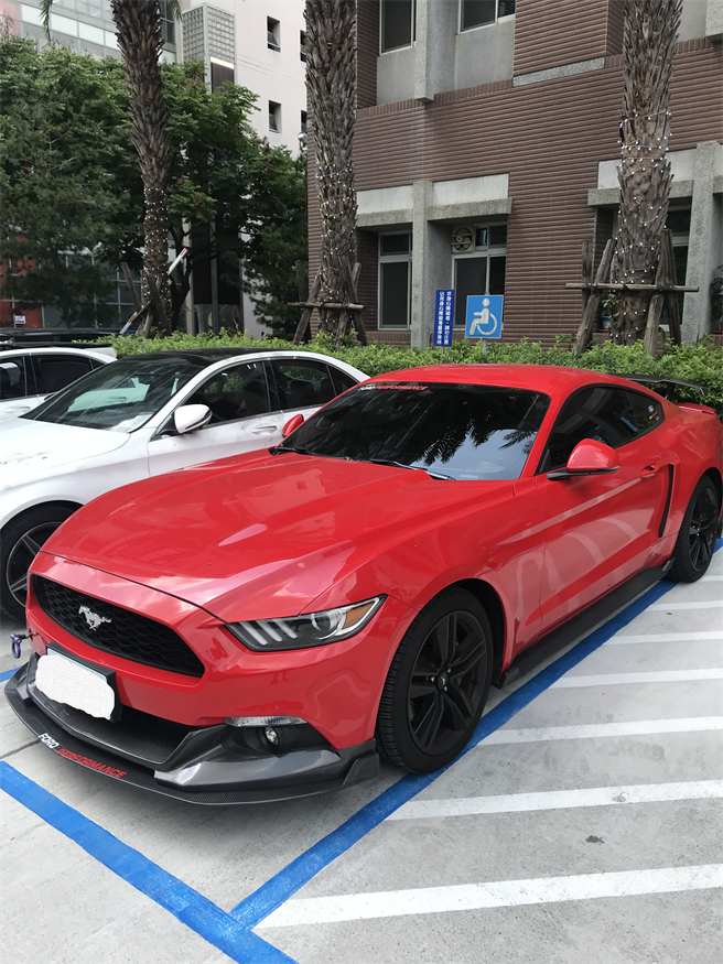 警方查扣BMW、宾士、福特野马等5部进口轿车。(翻摄照片／林郁平台北传真）