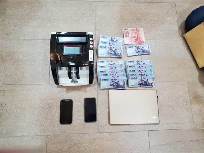 警方查扣到144万多元、进口轿车5部、点钞机、笔电、电脑主机、存折、金融卡及帐册等赃证物。(翻摄照片／林郁平台北传真）
