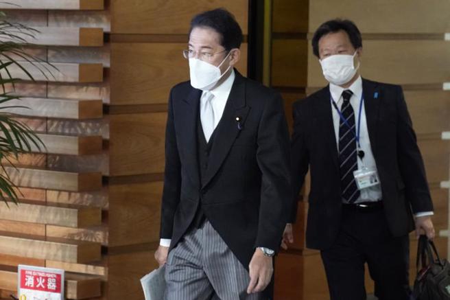 新任内阁阁员名单将由内阁官房长官松野博一对外公布，预计经过傍晚在皇居举行的阁员认证仪式后，新改组的岸田内阁将正式上路。图（左）为日本首相岸田雄文。（图/ 美联社）