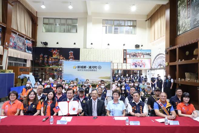 花蓮新城鄉今透過視訊與日本北海道浦河町簽訂友好協定，駐日代表謝長廷、外交部東部辦事處長胡琪斌以及日方浦河町長池田拓、議長佐佐木孝雄、副町長松田有宏等人出席見證友好。（新城鄉公所提供／王志偉花蓮傳真）