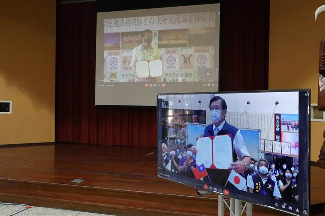 透過視訊，新城鄉長何禮臺、浦河町長池田拓簽訂締盟友好。（新城鄉公所提供／王志偉花蓮傳真）