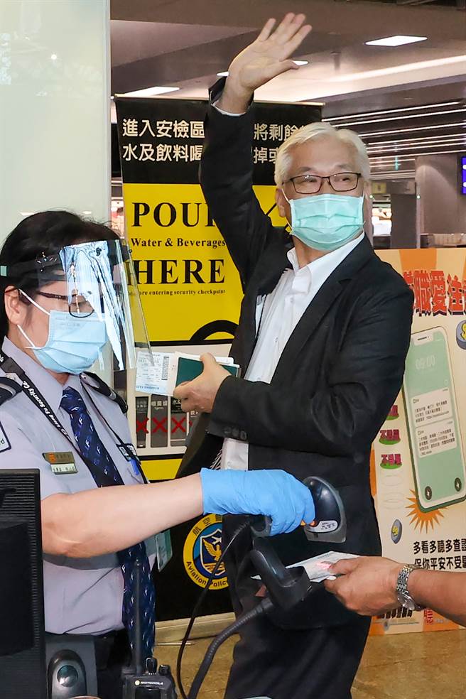 国民党副主席夏立言10日中午率团前往大陆访问，对于在共军持续对台湾军演之际访陆，引发党内外都有不少反对声音，夏立言表示，此行并无任何官方色彩，不会到北京去，去大陆关怀台湾民眾，是应该做的事，不会因为一时的演习就却步，也不会去考虑到选情的问题；至于是否会与官方见面，则客随主便。（陈麒全摄）