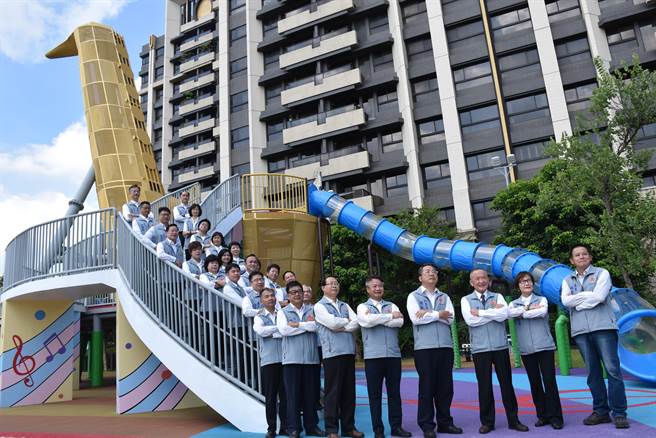 苗栗县长徐耀昌10日上午带领副县长邓桂菊及县府一级主官在头份市音乐公园拍照留念。（谢明俊摄）