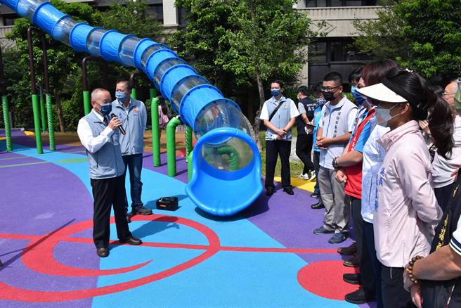 苗栗县长徐耀昌10日上午视察头份市音乐公园。（谢明俊摄）