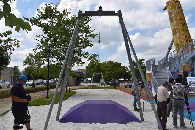 头份市音乐公园位在尚顺广场旁住宅区，设有滑索及砂池供小朋友玩乐。（谢明俊摄）