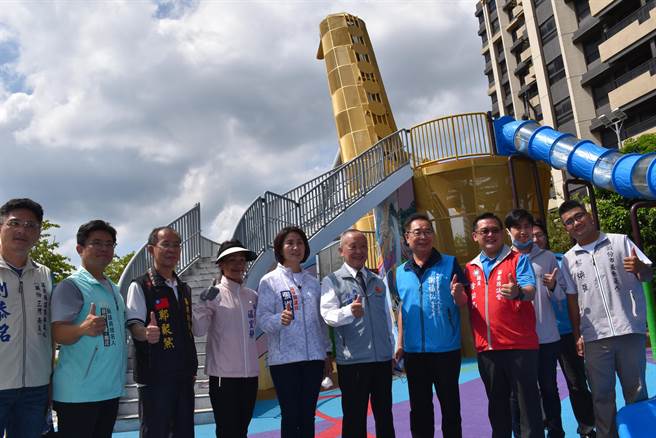 苗栗县长徐耀昌与县议员张淑芬、徐功凡等视察甫完工的音乐公园。（谢明俊摄）