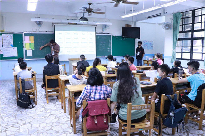 国立高雄科技大学执行教育部史怀哲精神教育服务计画，由高科大师培中心第一届的师资生投入，不仅实践史怀哲精神，将教育热忱与专业贡献给需要陪伴的学生，也利用珍贵的服务机会磨练授课技巧。(照片/高雄科技大学提供)

