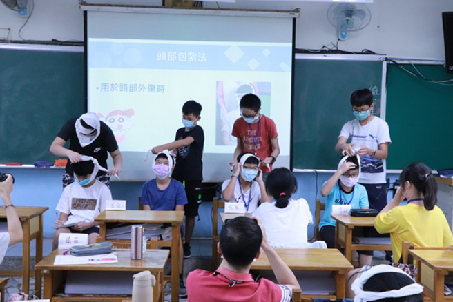 此次参与对象为鼓山高中国一准新鲜人，安排活泼有趣的英文、数学、自然和学校本位课程，融入许多生活议题、实作探究课程，学生学习体验和回馈收穫满满。(照片/高雄科技大学提供)

