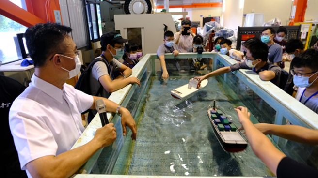 高科大拥有丰沛的各类型训练场域、实验室，因此特别安排学生参访实作课程。图为高科大造船及海洋工程系设备工厂，由杨敏雄教授亲自向学生介绍有关船只设计、引擎发动操作的原理及实验场域。(照片/高雄科技大学提供)