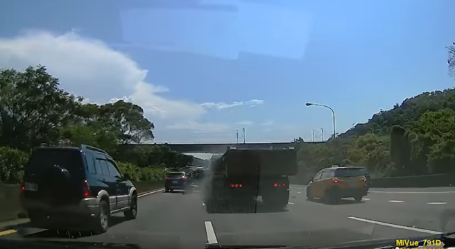 1名驾驶在国道发现正前方黑车突然停在路中，赶紧变换车道后，没想到后方砂石车疑似反应不及，直接衝撞黑车车尾拖行一大段距离。（翻摄自Andy老爹脸书粉丝团）