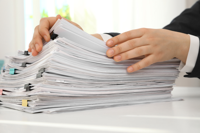 大学生热议能够偷懒写报告的方法，有不少人使用「唬烂产生器」顺利过关。（示意图／shutterstock）