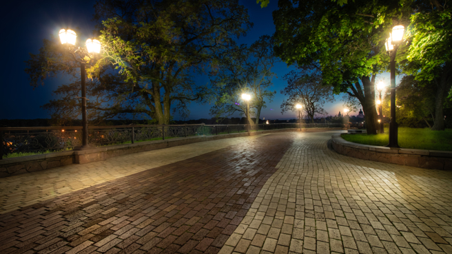 高雄一名陈姓男子去年晚间在公园随意拥抱一名女子，遭到法院判刑。（示意图／Shutterstock）