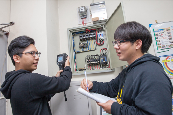 嘉药消防系实作消防检测课程。（照片/嘉南药理大学提供）