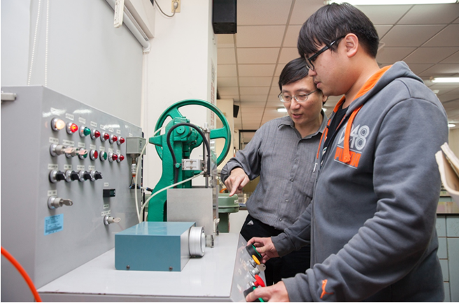 嘉药消防系老师带领同学了解消防检测设备。（照片/嘉南药理大学提供）