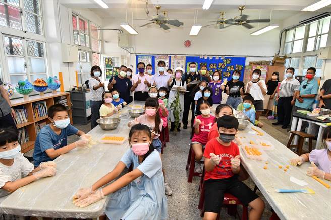 彰化县长王惠美10日到大城乡西港国小关心学生暑期营队生活，宣布开学后，新学年彰化营养午餐要确定加码了。（吴敏菁摄）