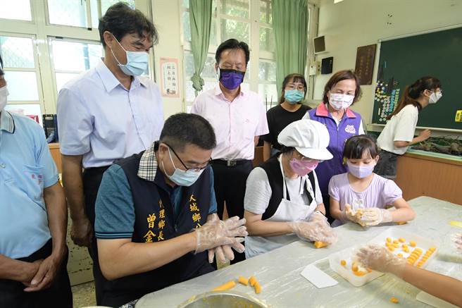 彰化县长王惠美10日到大城乡西港国小关心学生暑期营队生活，宣布开学后，新学年彰化营养午餐要确定加码了。（吴敏菁摄）