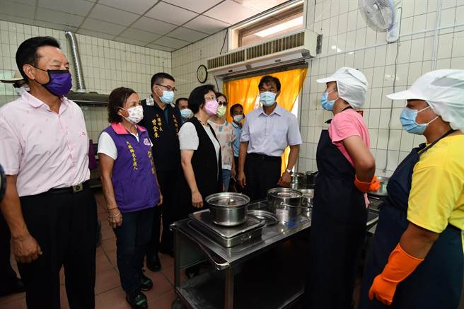 彰化县长王惠美10日到大城乡西港国小关心学生暑期营队生活，宣布开学后，新学年彰化营养午餐要确定加码了。（吴敏菁摄）