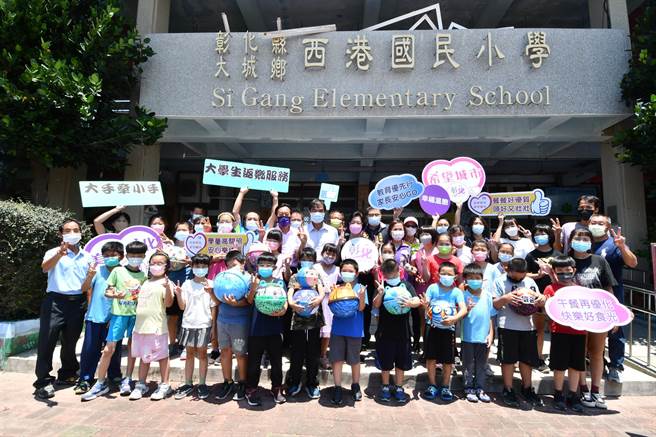 彰化县长王惠美10日到大城乡西港国小关心学生暑期营队生活，宣布开学后，新学年彰化营养午餐要确定加码了。（吴敏菁摄）