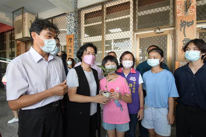 彰化县长王惠美10日到大城乡西港国小关心学生暑期营队生活，宣布开学后，新学年彰化营养午餐要确定加码了。（吴敏菁摄）