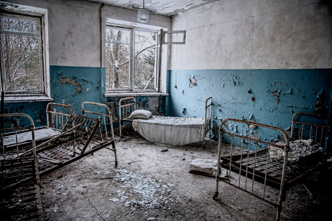 英國一名男子近日到廢棄醫院探險，在裡面看見一個詭異的娃娃獨自躺在椅子上。(示意圖/達志影像)
