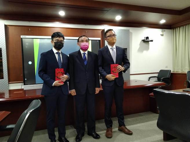 法务部长蔡清祥（中）10日表扬查缉伐有功的检察官张钧翔（左）、叶子诚（右）（陈志贤摄）